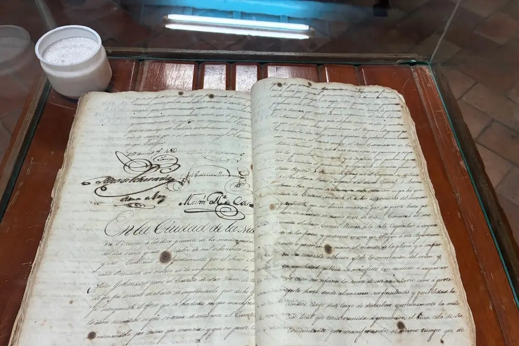 Exponen actas del Cabildo de Veracruz de hace más de 200 años; una de ellas de la desocupación española