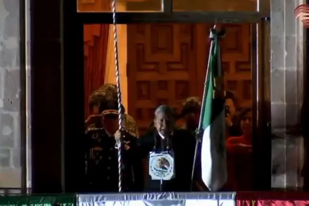 Imagen Así abuchearon al hermano de Monreal por gritar 'Viva la 4T' durante el Grito de Independencia en Zacatecas
