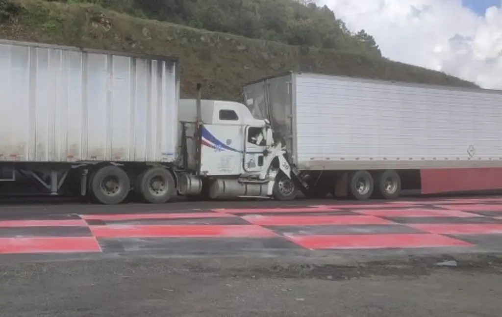 Imagen Se registra fuerte choque entre 2 tráileres en autopista de Veracruz; hay un lesionado