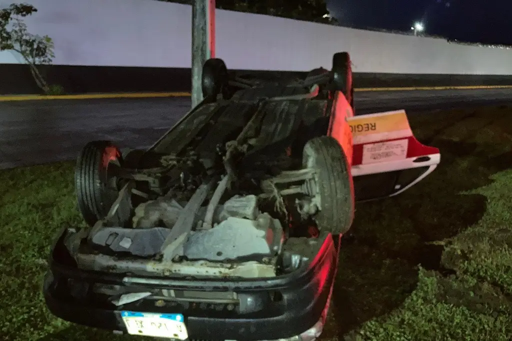 Imagen Volcó taxi este viernes en la curva del diablo, en Veracruz