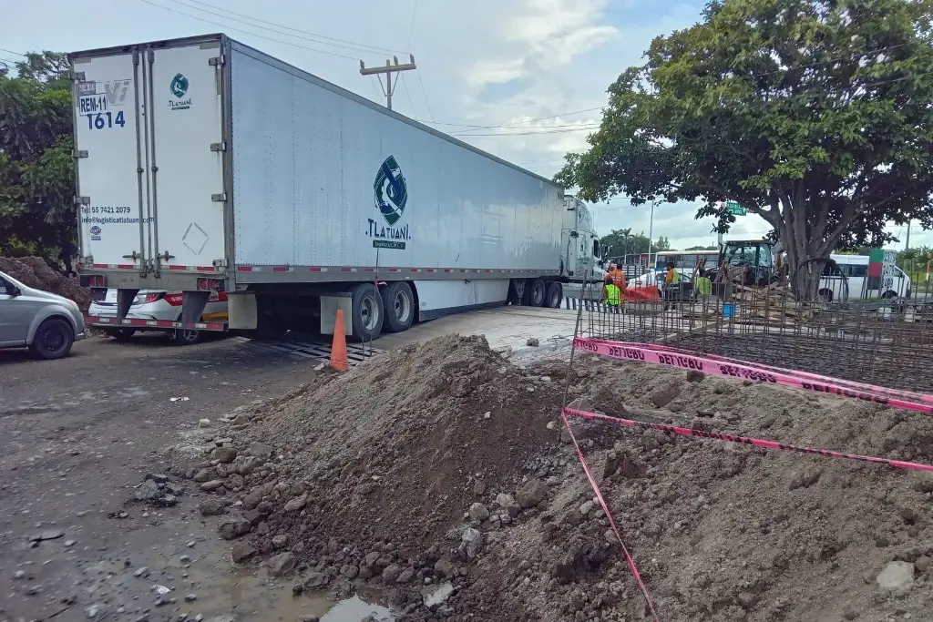 Imagen Caos vial: Se atora trailer en las vías del tren en Veracruz 
