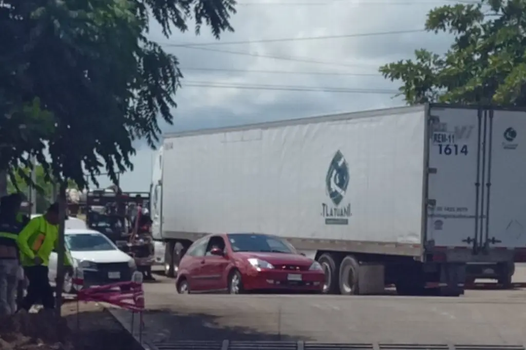 Imagen ¿Qué paso con el trailer varado sobre las vías en Veracruz? 