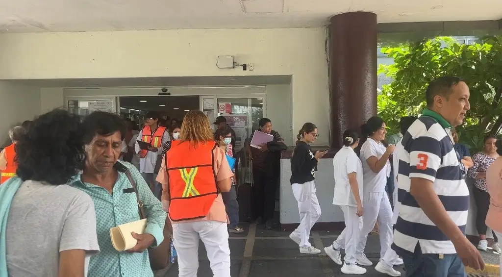Imagen Realizan simulacro de sismo en el Hospital Regional de Veracruz 