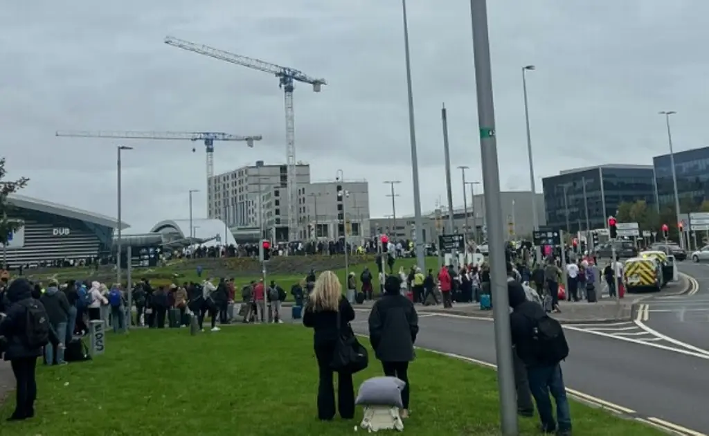 Imagen Policía evacúa el Aeropuerto de Dublín tras amenaza de bomba (+Video)