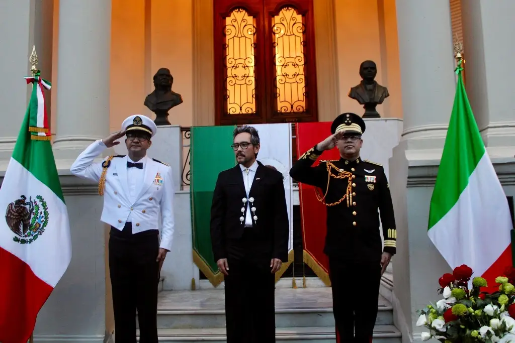 Imagen Polémica por ropa de Genaro Lozano durante ceremonia del Grito en la embajada de México en Roma