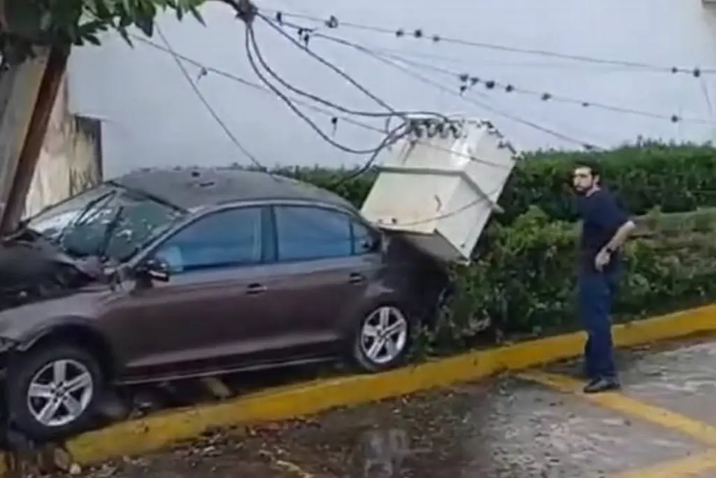 Imagen Choca contra poste y le cae transformador encima, en calles de Córdoba