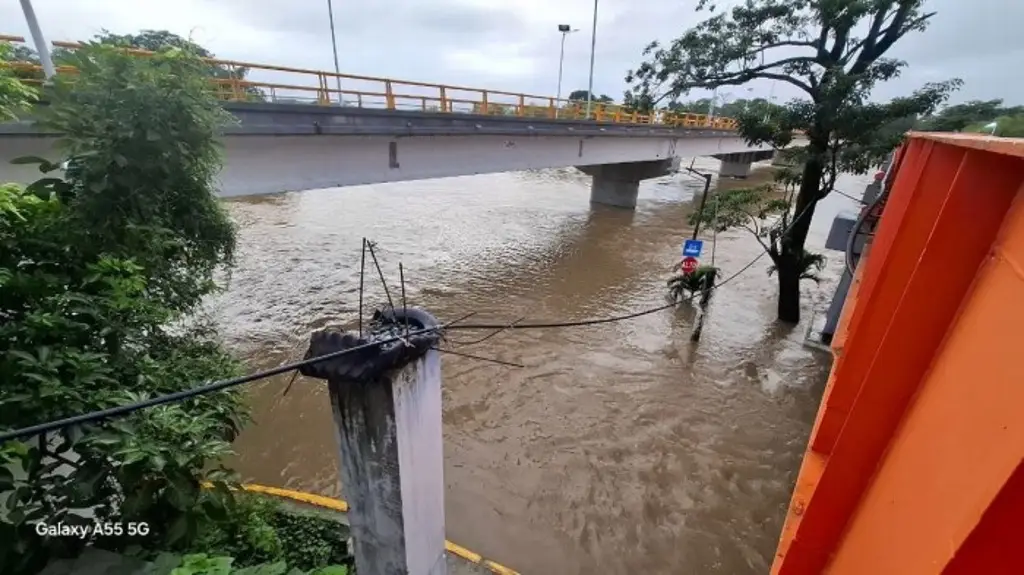 Imagen Se desborda el río Jaltepec e inunda viviendas y caminos en Jesús Carranza, Veracruz