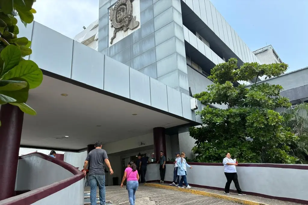 Imagen Acusan negligencia en Hospital de Veracruz; pasaron 7 horas para atender a mujer que convulsionaba y murió