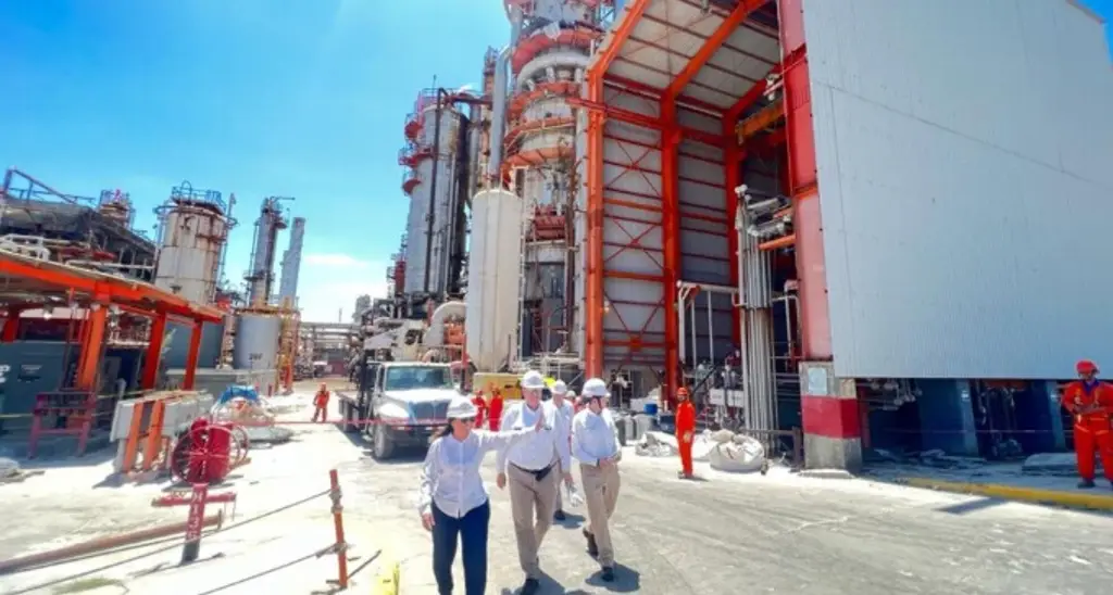 Imagen Nahle presume reconocimiento internacional otorgado a la Refinería Olmeca