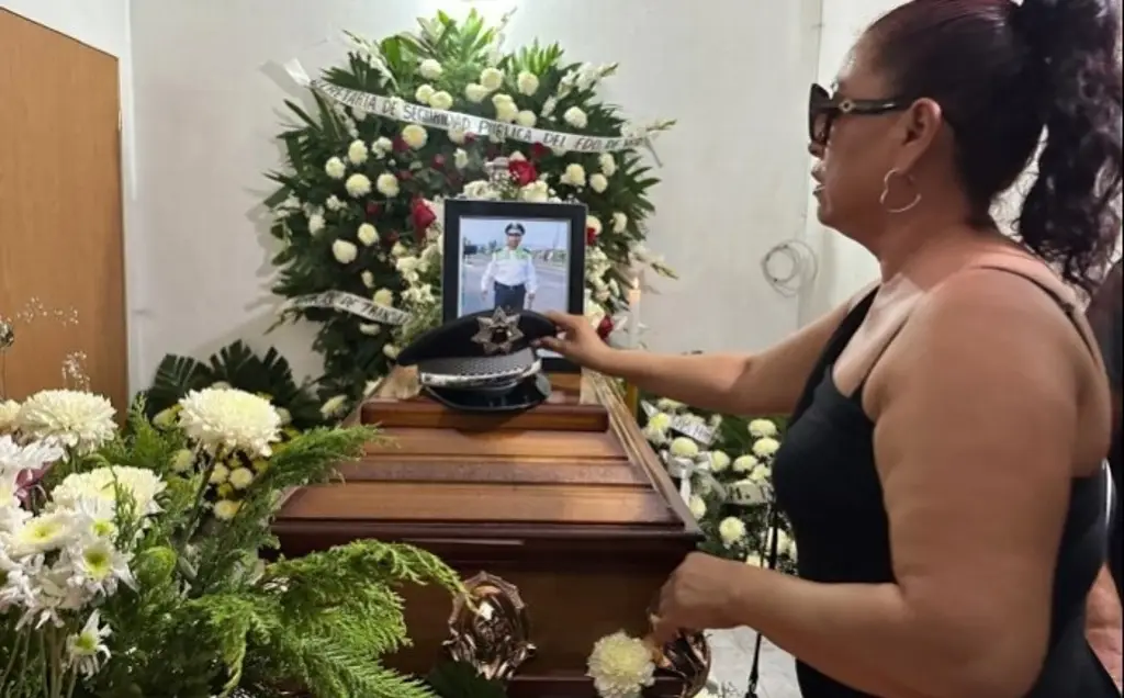 Imagen Entre lágrimas, dan último adiós a elemento de tránsito asesinado al norte de Veracruz 