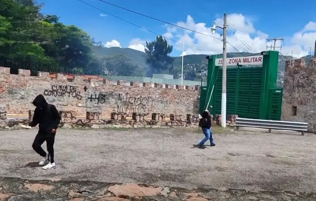 Imagen Durante protestas por caso Ayotzinapa atacan instalaciones militares en Guerrero (+Video)