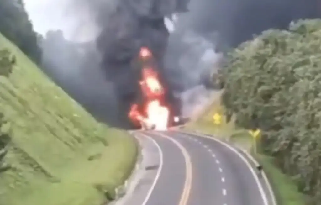 Imagen Hay cierre por incendio de pipa en autopista que conecta con Veracruz 