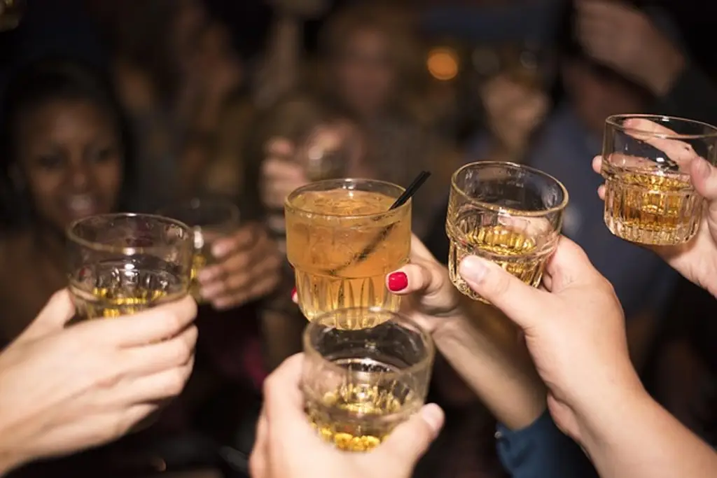 Imagen Beber cualquier cantidad de alcohol podría aumentar el riesgo de demencia, según estudio