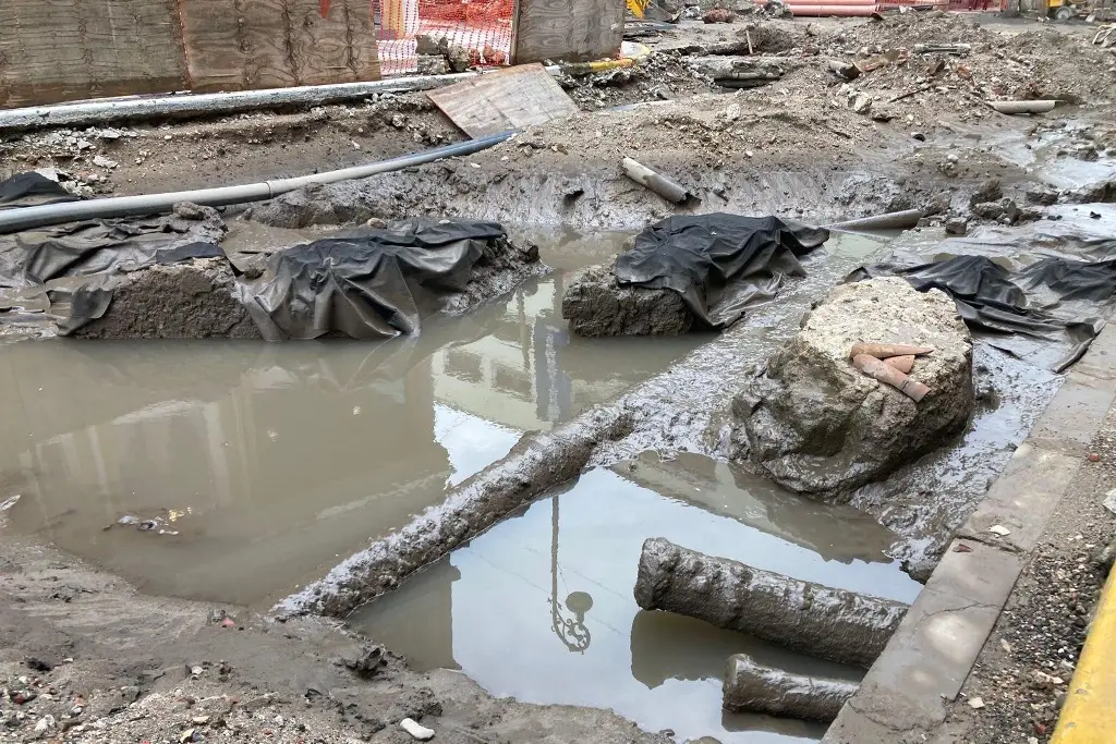 Imagen Bajó el agua en avenida Independencia y esto quedó al descubierto…