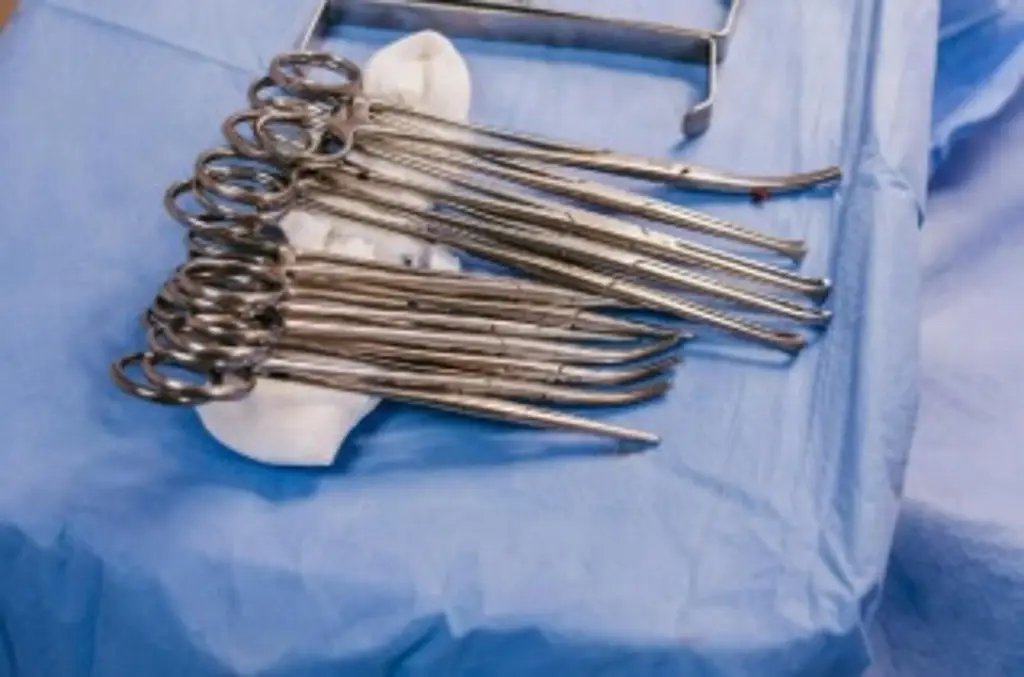 Imagen Consecuencias de realizar cirugía estética a menores de edad 