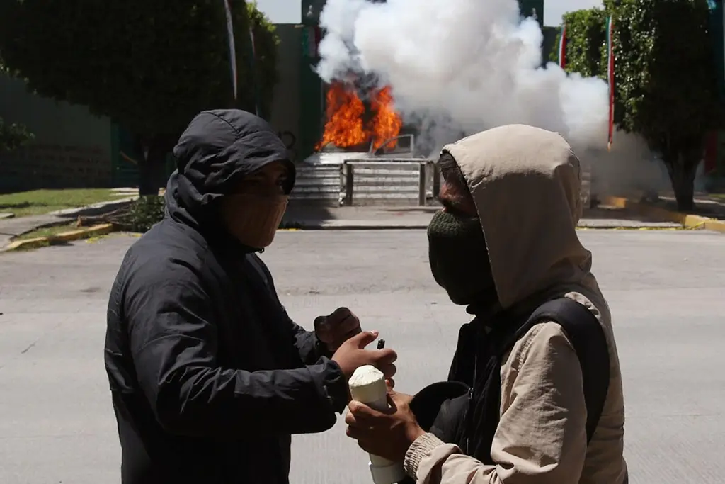Imagen Normalistas de Ayotzinapa atacan cuartel militar en Iguala