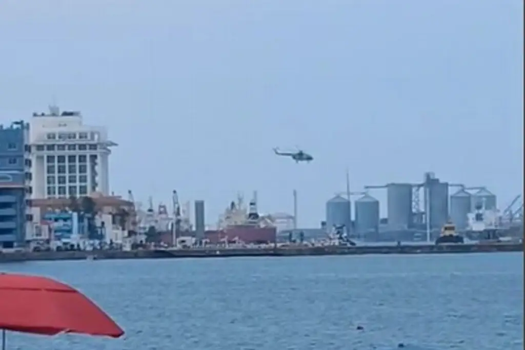 Imagen Helicóptero de la Armada de México sobrevuela Veracruz; este podría ser el motivo