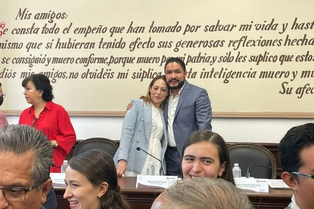 Imagen No voy a decir nada: regidora de Xalapa evita hablar sobre su esposo vinculado a la Luz del Mundo