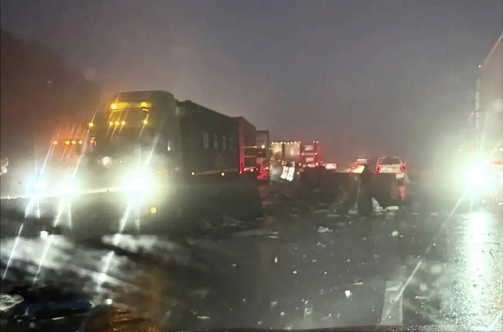 Imagen Aún con conductor muerto en la cabina, rapiñan tráiler volcado en autopista Xalapa - Perote