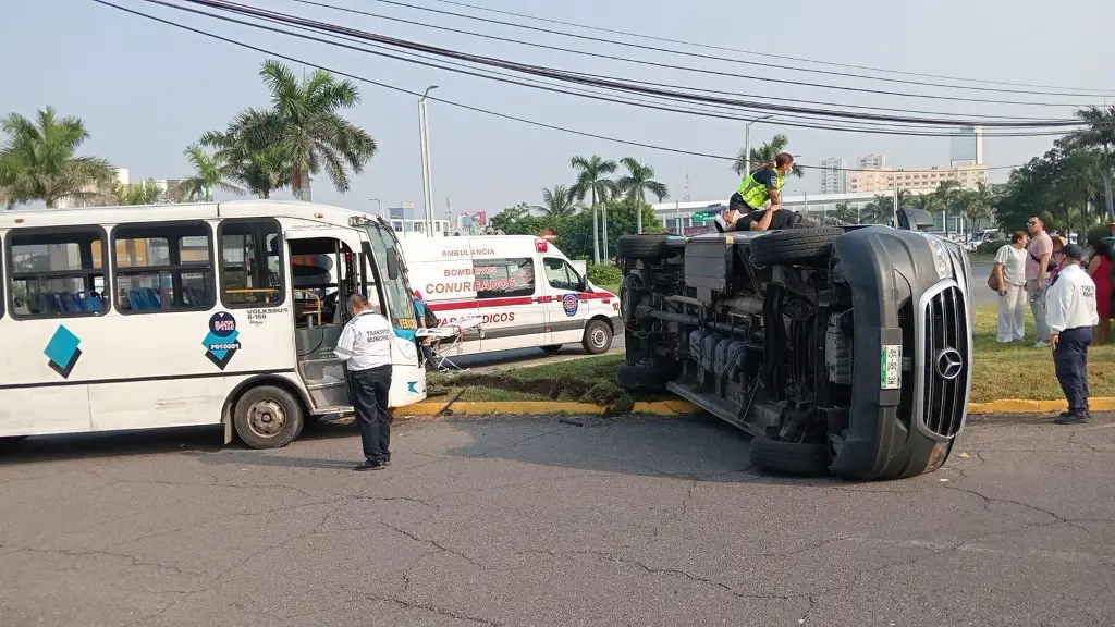 Imagen Vuelca camioneta tras ser impactada por camión en Boca del Río