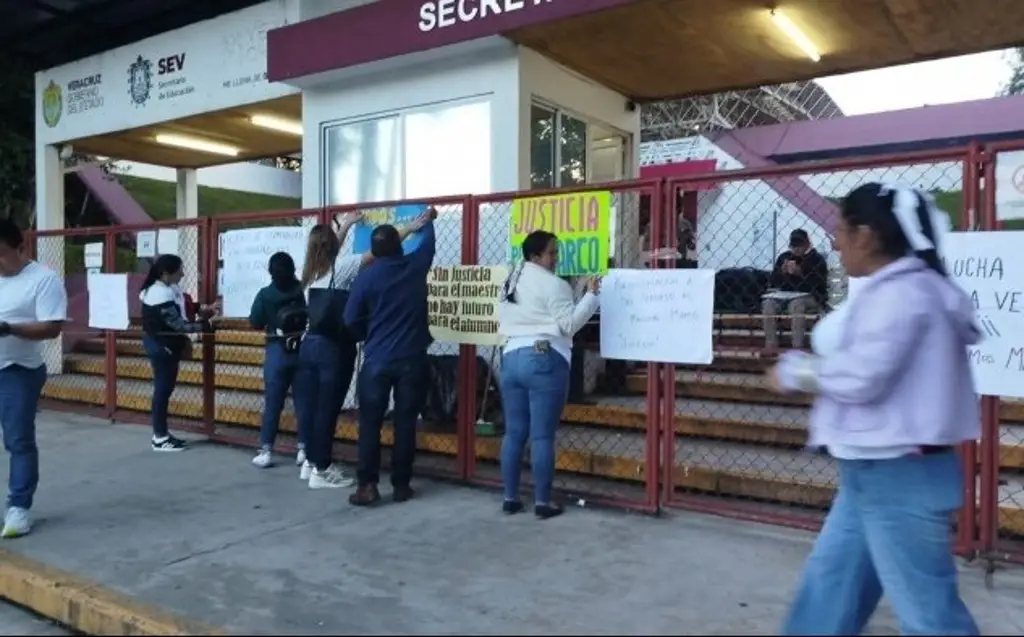 Imagen Padres de familia toman la SEV, exigen reinstalación de docente