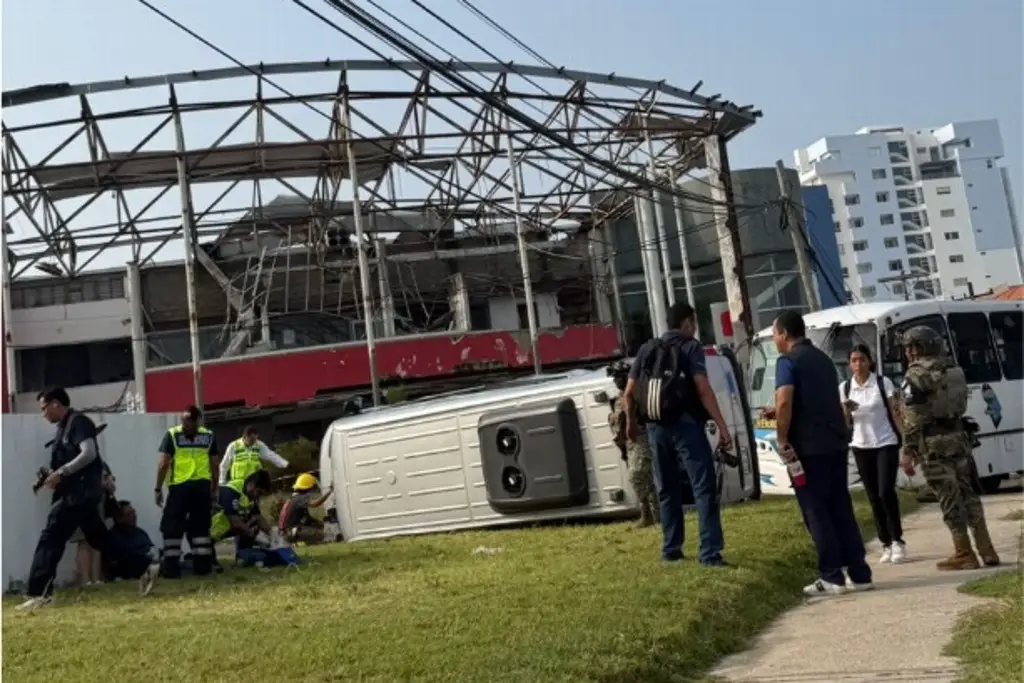 Imagen Camioneta iba a entrar al Hotel Mocambo y la impacta un camión boqueño; ¿qué paso con los pasajeros?
