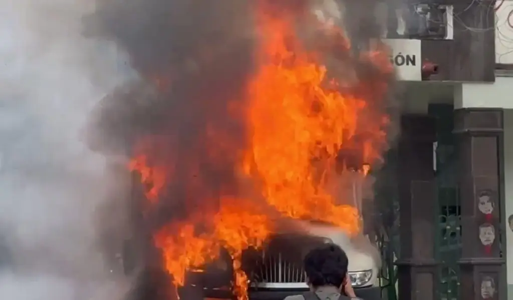 Imagen Normalistas lanzan bombas y queman camión en Campo Militar (+Video)