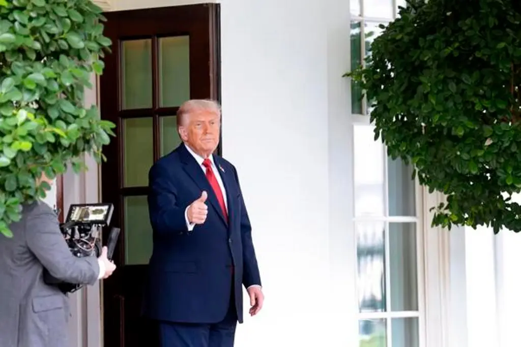 Imagen Donald Trump firma orden que hace efectivo el funcionamiento legal de TikTok en EU