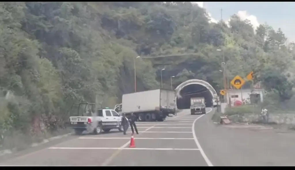Imagen Advierten de reducción de carriles por accidente en cumbres de Maltrata