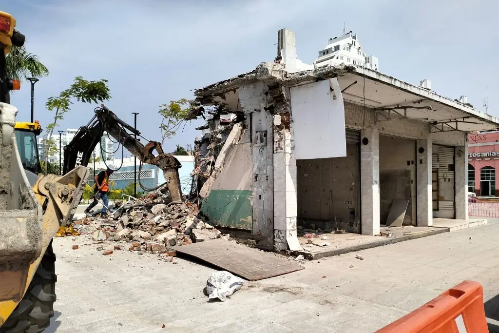 Imagen Derriban más locales de artesanías del malecón de Veracruz; ¿por qué?