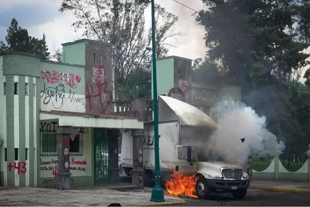 Imagen Sheinbaum condena violencia en protestas de normalistas de Ayotzinapa