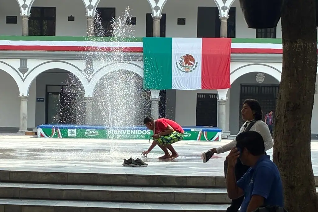 Imagen Usan la fuente del zócalo de Veracruz para 'ducharse' y lavar ropa