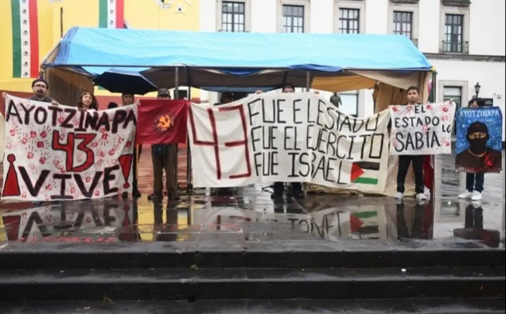 Imagen Bajo un aguacero, marchan en Xalapa para exigir justicia por estudiantes de Ayotzinapa 