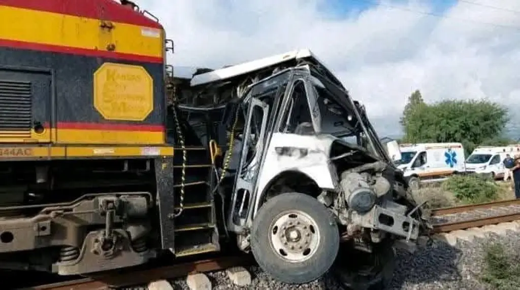 Imagen Mueren 5 y varios lesionados por tren que arrastró a un autobús, este sábado