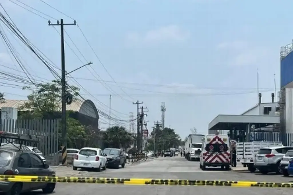Imagen Cae portón en mal estado a empleada en Ciudad Industrial Veracruz