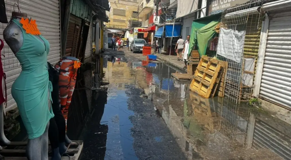Imagen Comerciantes amenazan con cerrar la vialidad en la zona de mercados de Veracruz , esta es la razón