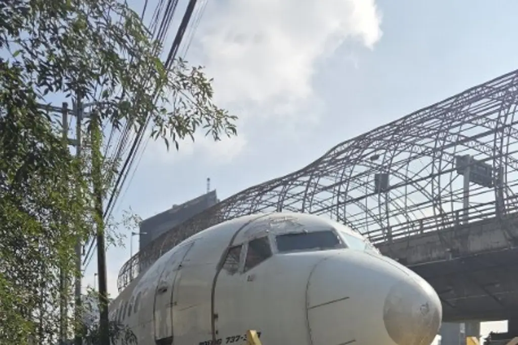 Imagen Reportan avión estacionado sobre lateral de Periférico (+Video)