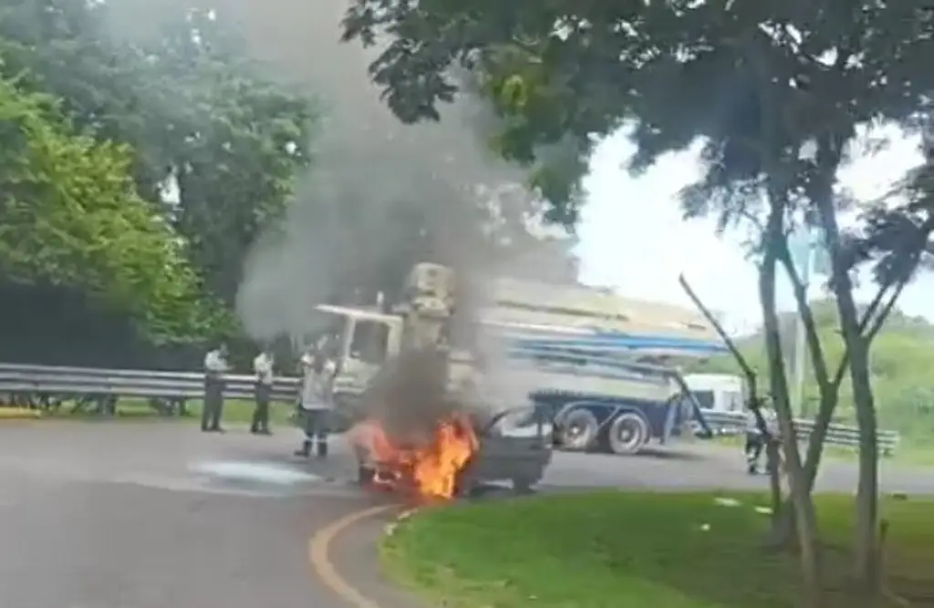 Imagen Llamas consumen camioneta en Veracruz la tarde de este sábado (+Video)