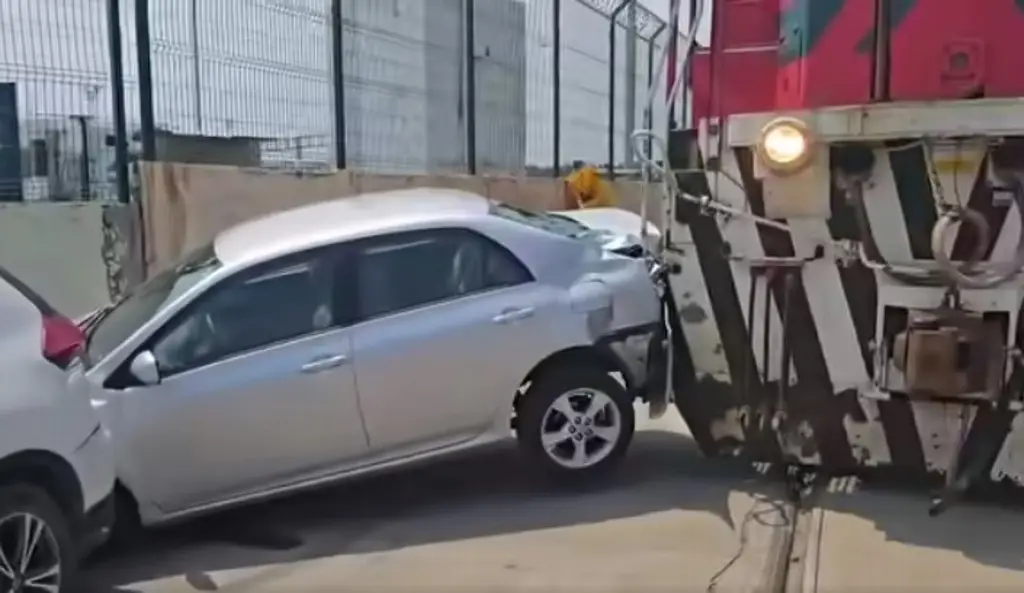 Imagen Tren choca contra autos estacionados en Veracruz, estos fueron los daños