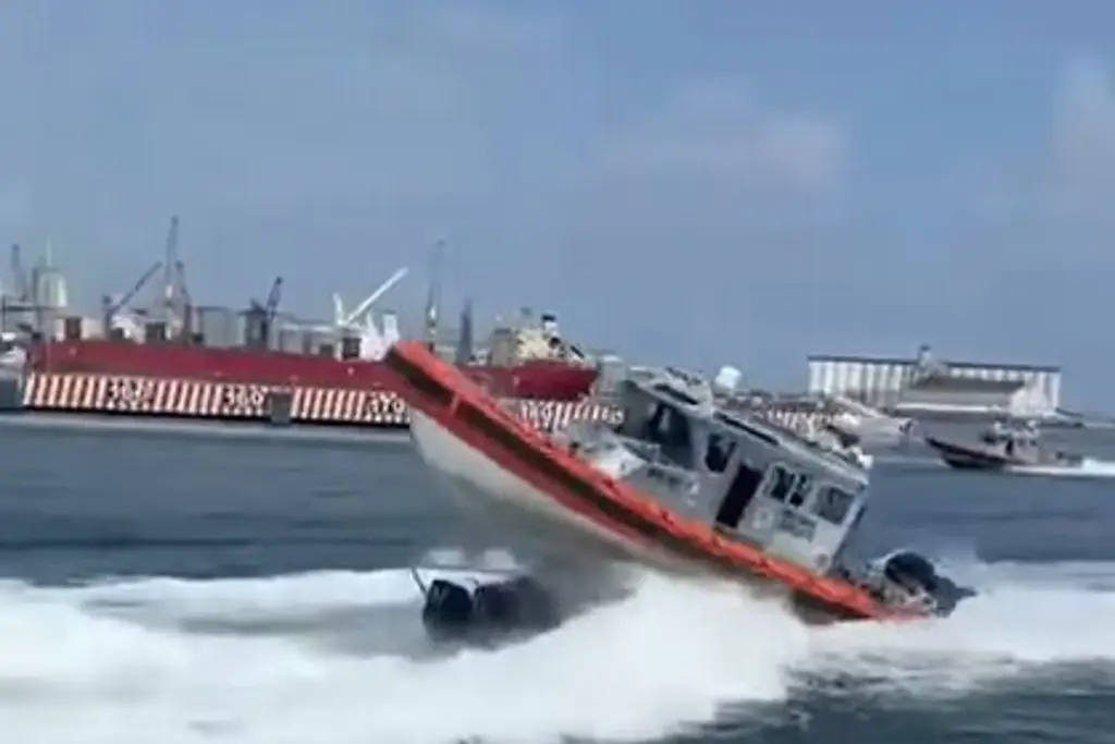 Imagen Chocan patrullas marítimas en ensayo de la Armada en el Malecón de Veracruz 