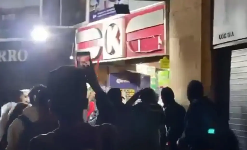 Imagen Tras vandalismo por Ayotzinapa, piden prohibir uso de pasamontañas en marchas de CDMX 