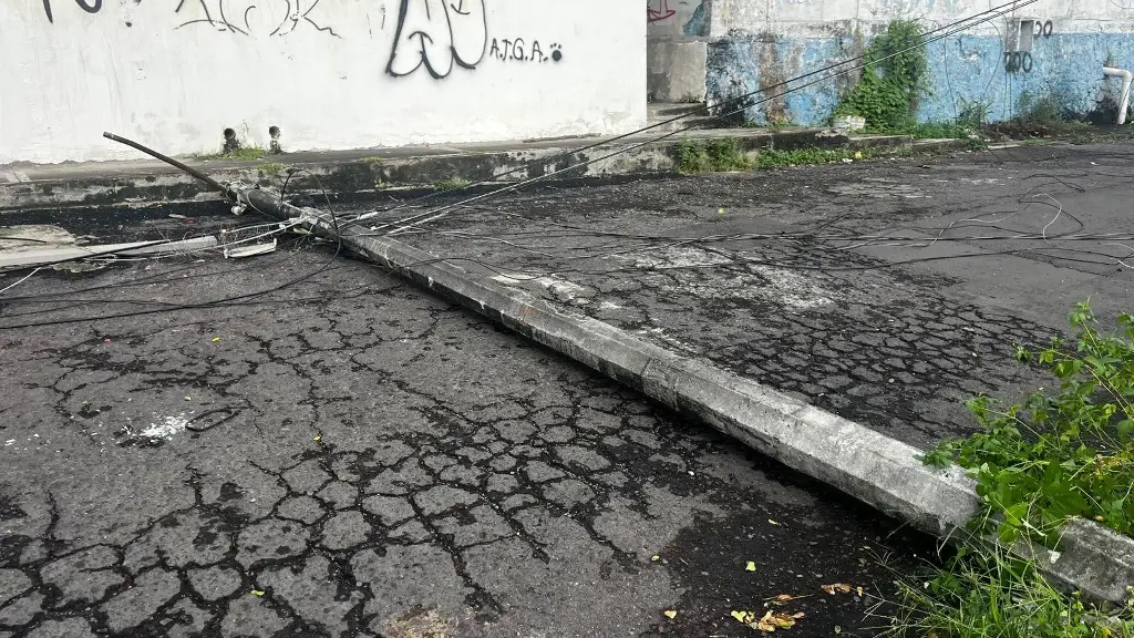 Imagen Cae poste de CFE en colonia de Boca del Río 