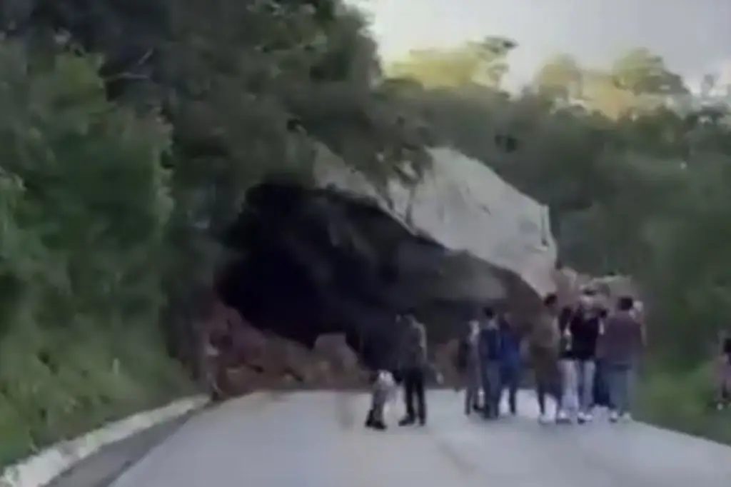 Imagen Captan impresionante derrumbe; intentan rescatar a pareja  (+Video)