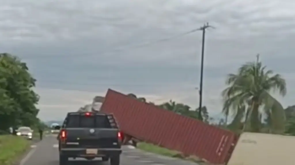 Imagen Reportan volcadura en esta carretera de Veracruz. Precaución