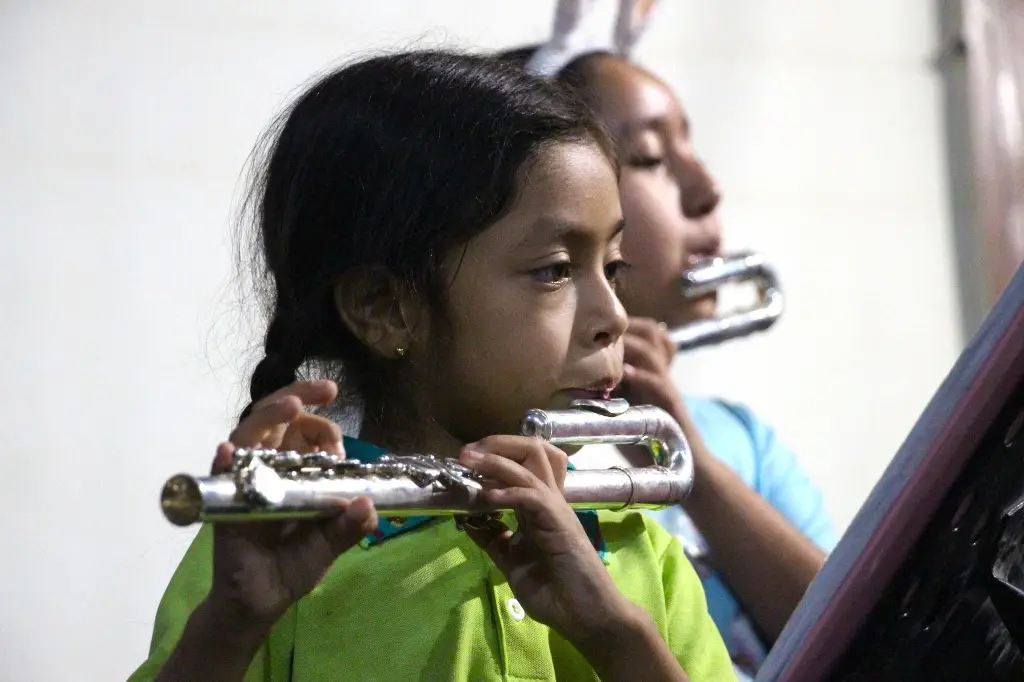 Imagen Sheinbaum ordena revisar retención de instrumentos en Aduana de Veracruz