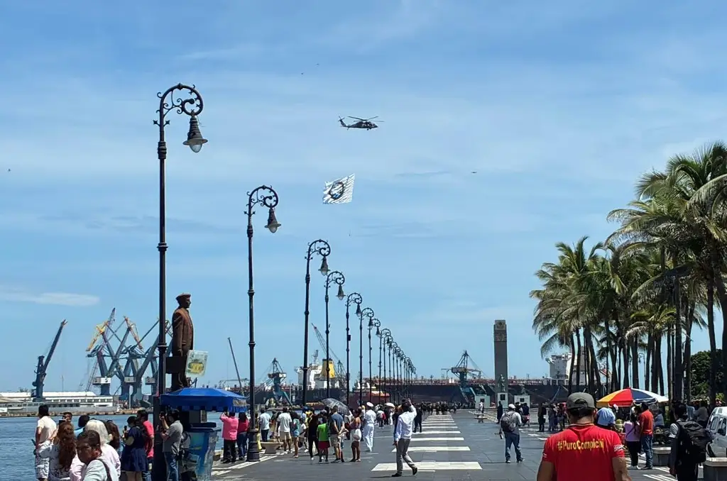 Imagen Genera altas expectativas desfile que habrá en Veracruz; continúan sobrevuelos