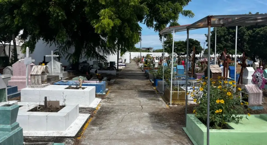 Imagen A casi un mes del día de muertos, así se encuentra el panteón municipal de Veracruz