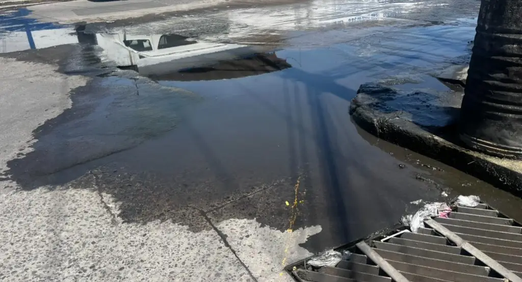 Imagen Vecinos se quejan por fuga de aguas negras que ya tiene varios meses en Veracruz
