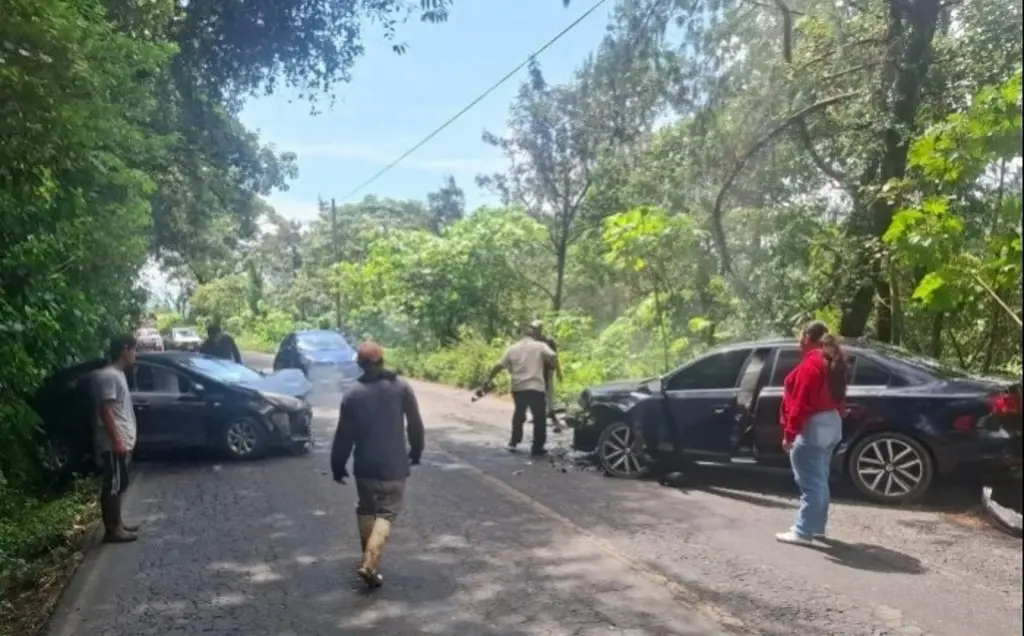 Imagen Chocan de frente en carretera de Veracruz; reportan 4 lesionados 
