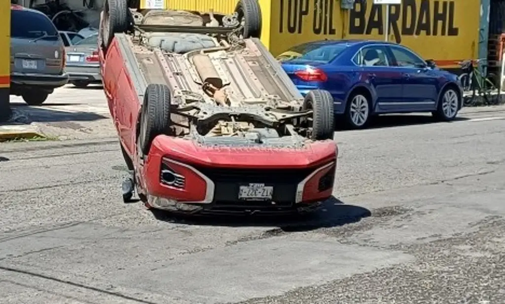 Imagen Carro queda llantas arriba en fuerte accidente en Córdoba, Veracruz; así ocurrió 